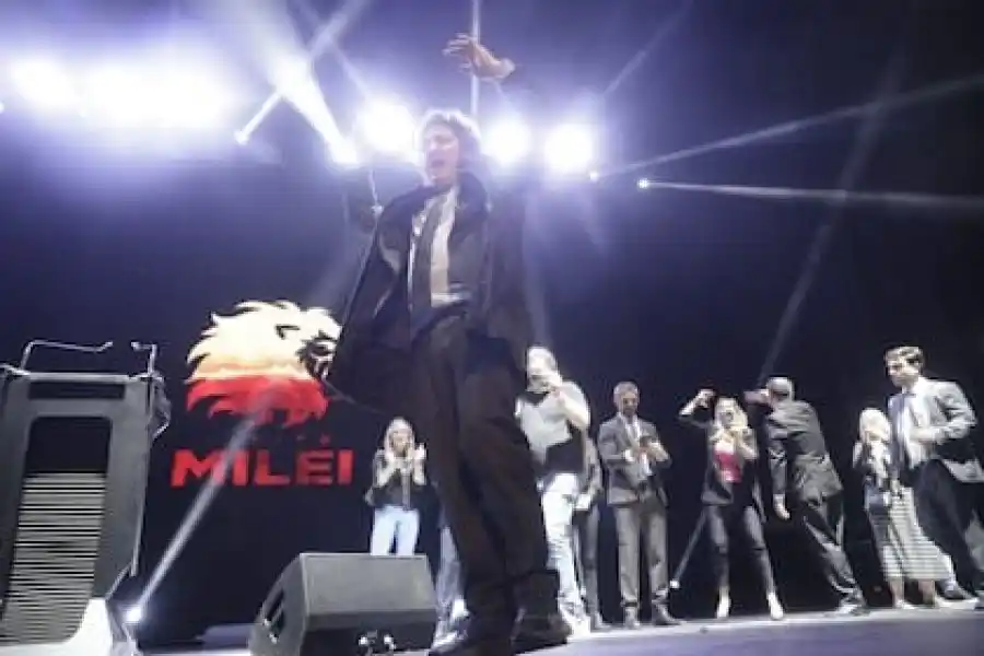 El acto de cierre de campaña de Javier Milei en el Movistar Arena, con el León de fondo