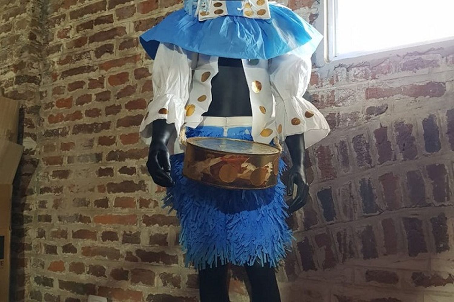 Museo de Carnaval: Papelitos donó un traje de papel que rememora sus orígenes