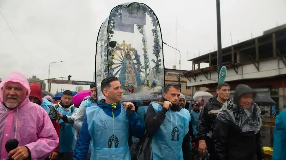 Miles de peregrinos caminaron a Luján en un gesto de devoción a la Virgen