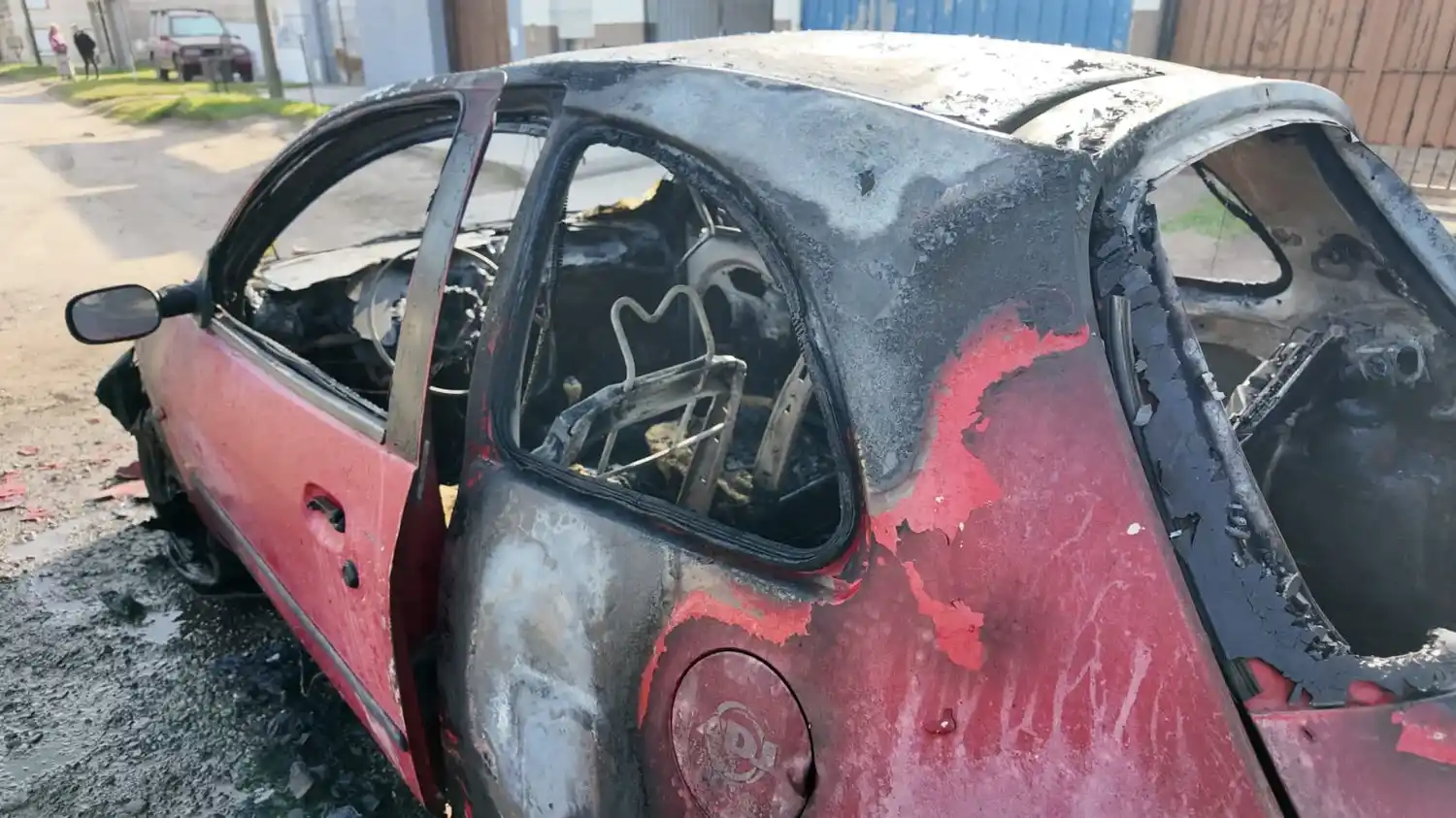 Voraz incendio destruyó un auto en plena calle