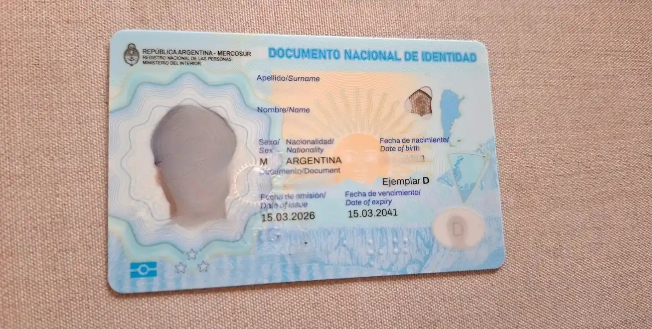 Las plásticos renovados ya han llegado a sus titulares en la provincia de Santa Fe. Algunos de los detalles del diseño han sido censurados y/o editados para preservar el anonimato. Crédito: El Litoral