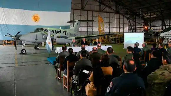 El Ministerio de Defensa incorporó otro avión B-200 “Hurón”  a la Fuerza Aérea