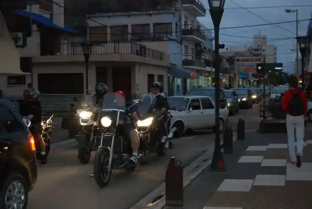 Tarde húmeda y oscura en la ciudad
