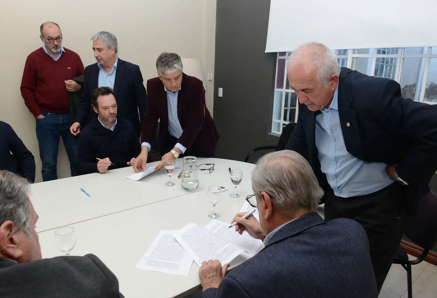 La firma del boleto de compraventa en subasta.