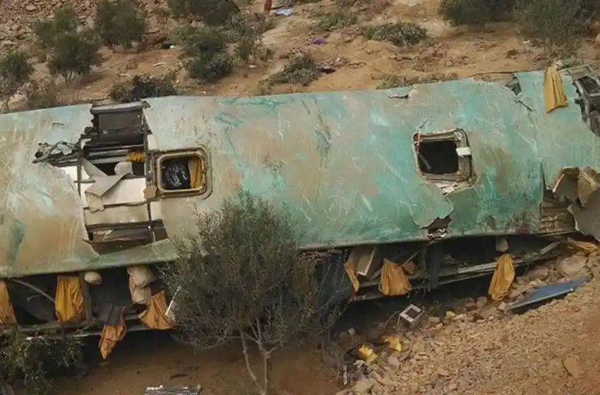 Un colectivo cayó por un barranco y hay al menos 44 muertos