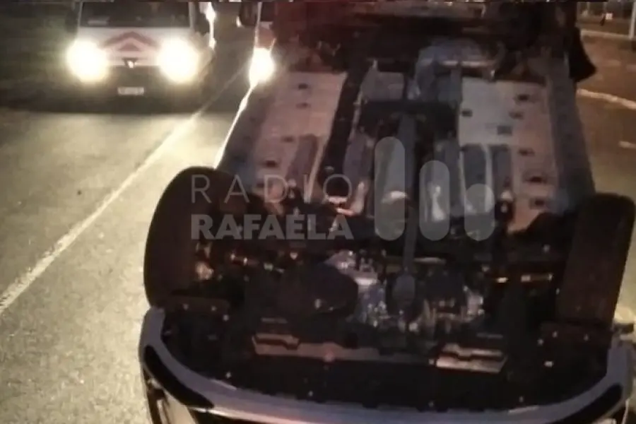 Impactante accidente terminó con un auto volcado en el medio de la Ruta Nacional 19