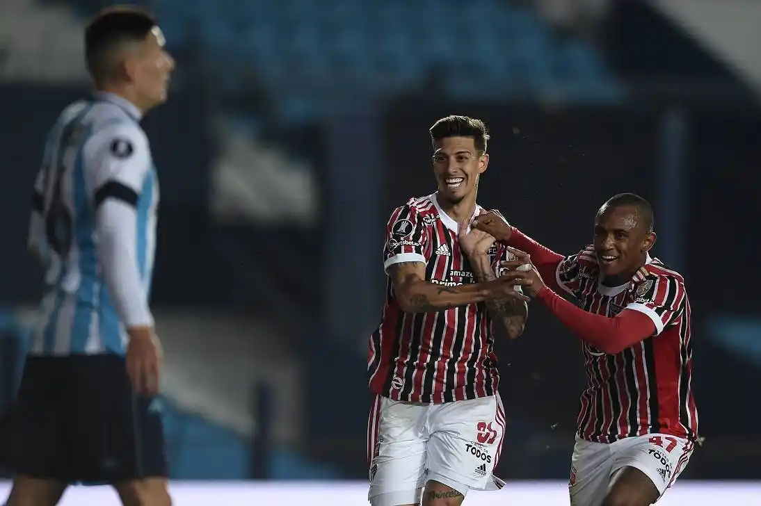 San Pablo le ganó 3-1 a Racing en Avellaneda y clasificó a los cuartos de final