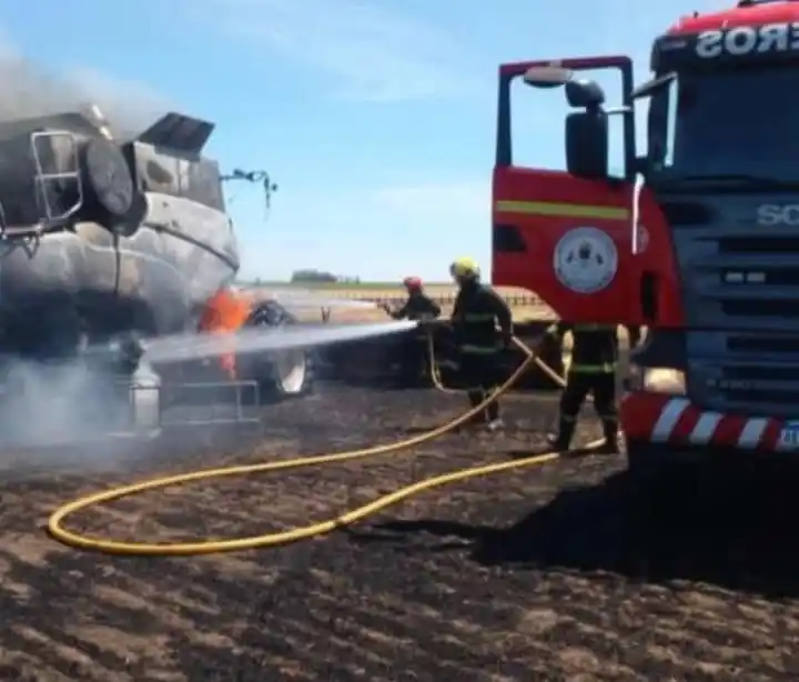 Una cosechadora destruida por un incendio en Orense