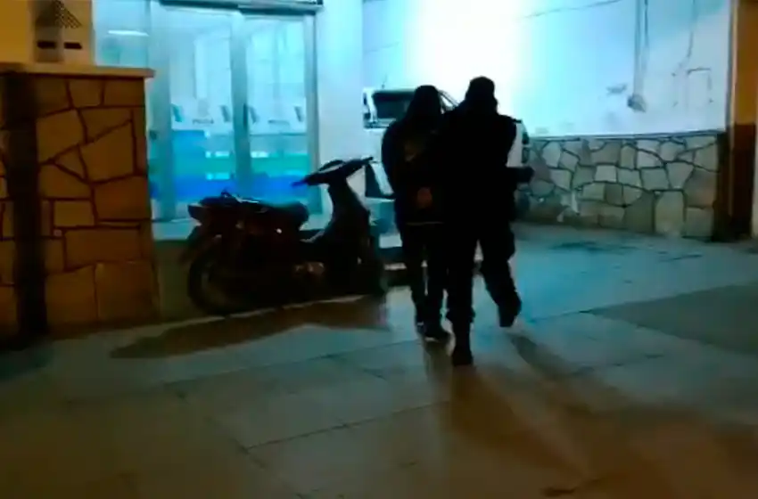 Furia en la calle: se pelearon, golpeó el auto del otro y luego agredió a una policía