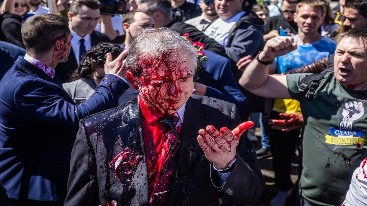 “AL GRITO DE ASESINO”: Embajador de Rusia en Polonia atacado con pintura roja por miles de ucranianos refugiados (+ Video)