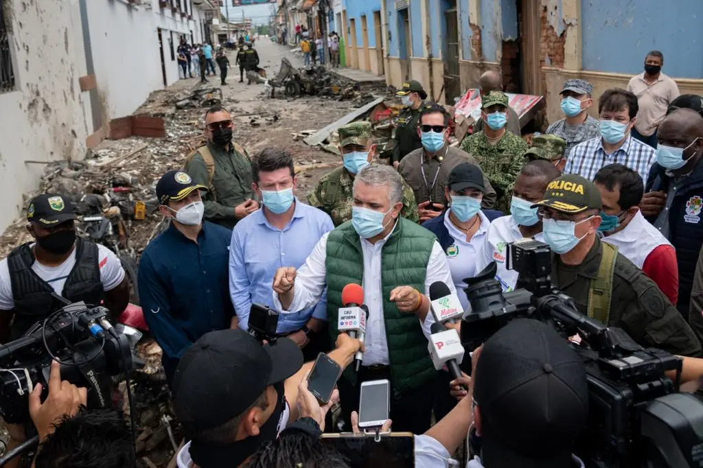 Duque amenaza con «destruir por completo» a responsables de carro bomba