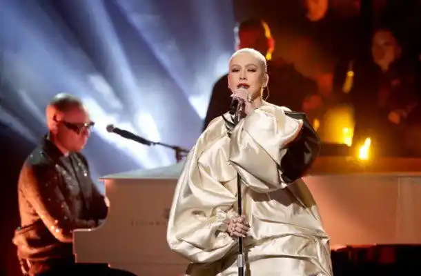 Christina Aguilera también muestra su pechonalidad