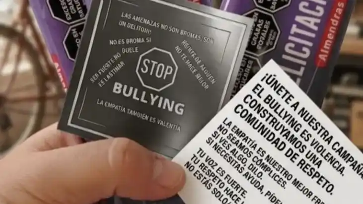 La propuesta propuesta que combina la entrega de chocolates con mensajes de reflexión sobre el bullying.