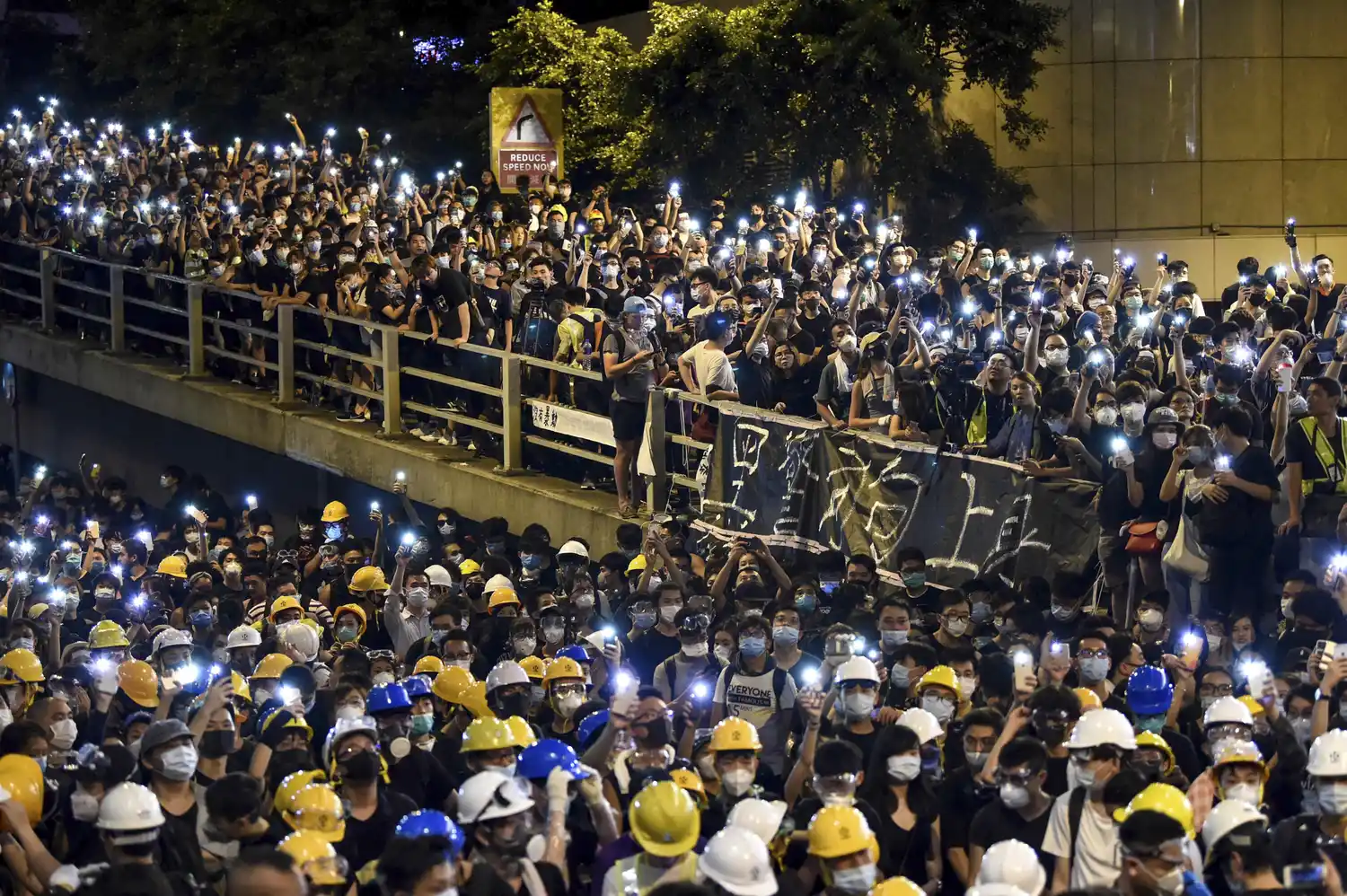 Tras el bloqueo del cuartel, la policía de Hong Kong investiga a los manifestantes 