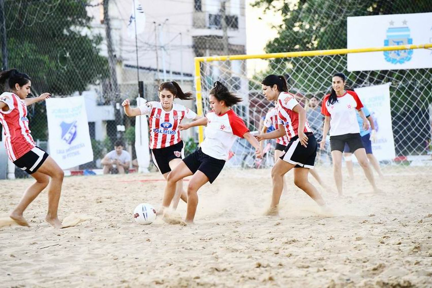 Comienzan los torneos de
fútbol playa en ambas ramas