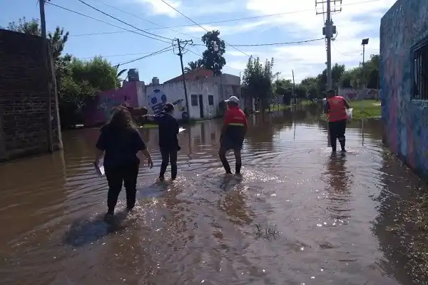Defensa Civil continúa atendiendo a los evacuados y a los vecinos afectados