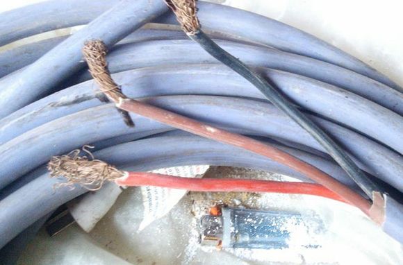 Se colgó de los cables de una casa de zona sudoeste para robarlos y terminó detenido