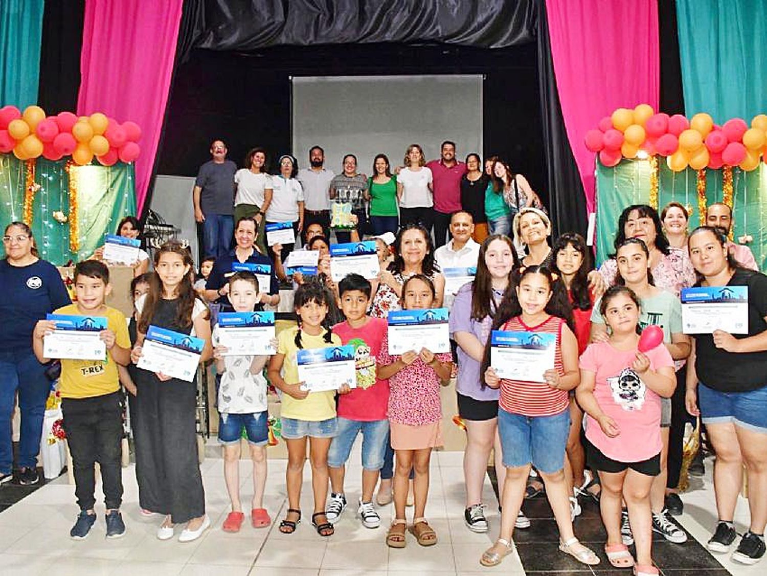 Durante un emotivo acto entregaron premios a los 
participantes del certamen Pesebres Formoseños