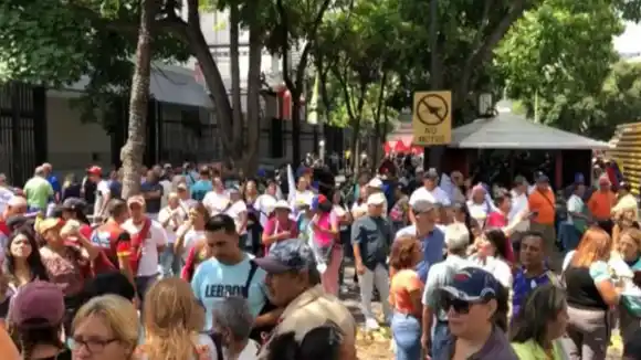 ¡NO HAY NADA QUE CELEBRAR! Trabajadores descontentos protestan por un salario digno (VIDEOS)