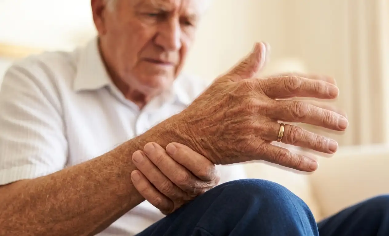 Los síntomas suelen aparecer de forma gradual y pueden comenzar con un temblor leve en una mano, un pie o la mandíbula.