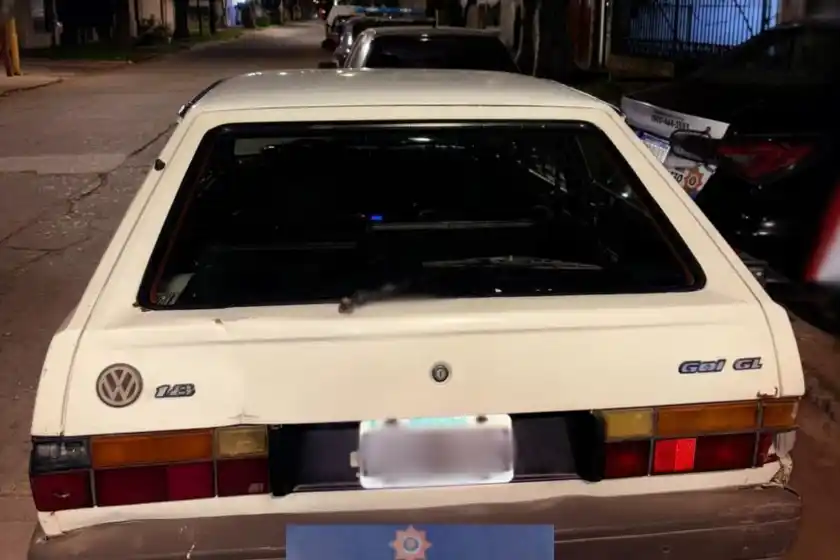 Trató de atropellar a su expareja, intentó escapar de la policía y fue detenido junto a su novia