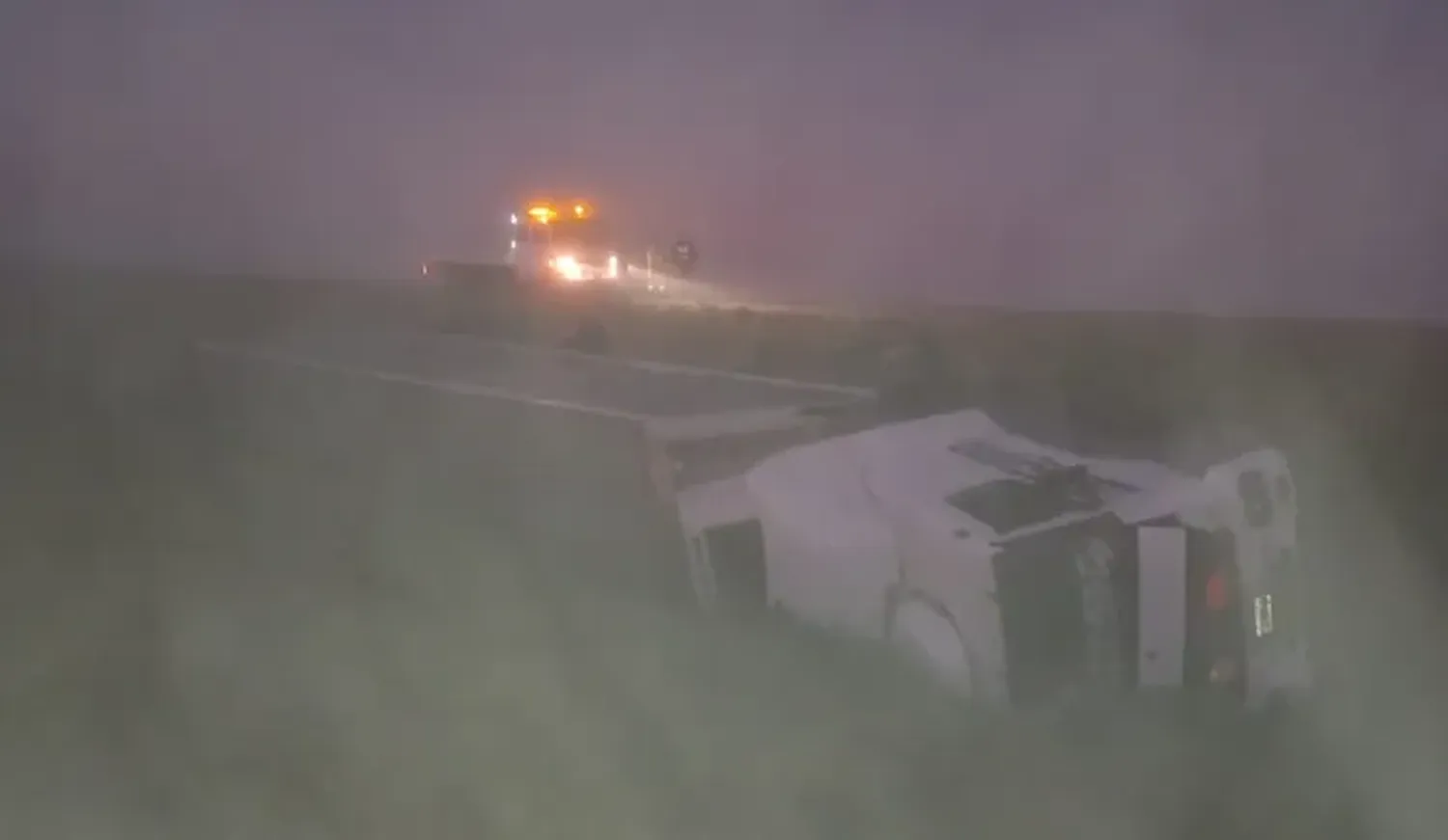 Un camionero de Gualeguaychú "encerrado por otro camión" volcó en la Autovía Artígas