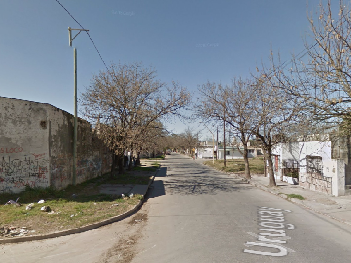 Joven roba garrafa y resiste a los piedrazos su detención