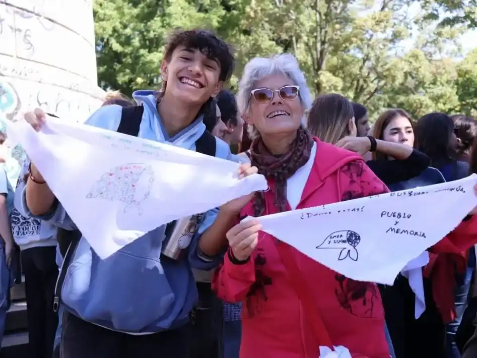 De la propuesta participaron referentes institucionales, estudiantes de la Facultad de Ciencias Humanas, equipos educativos y alumnos de distintas escuelas del distrito.