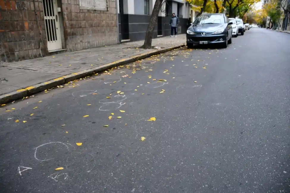 Desde un auto abrieron fuego contra un hombre, que falleció por las heridas en el Heca