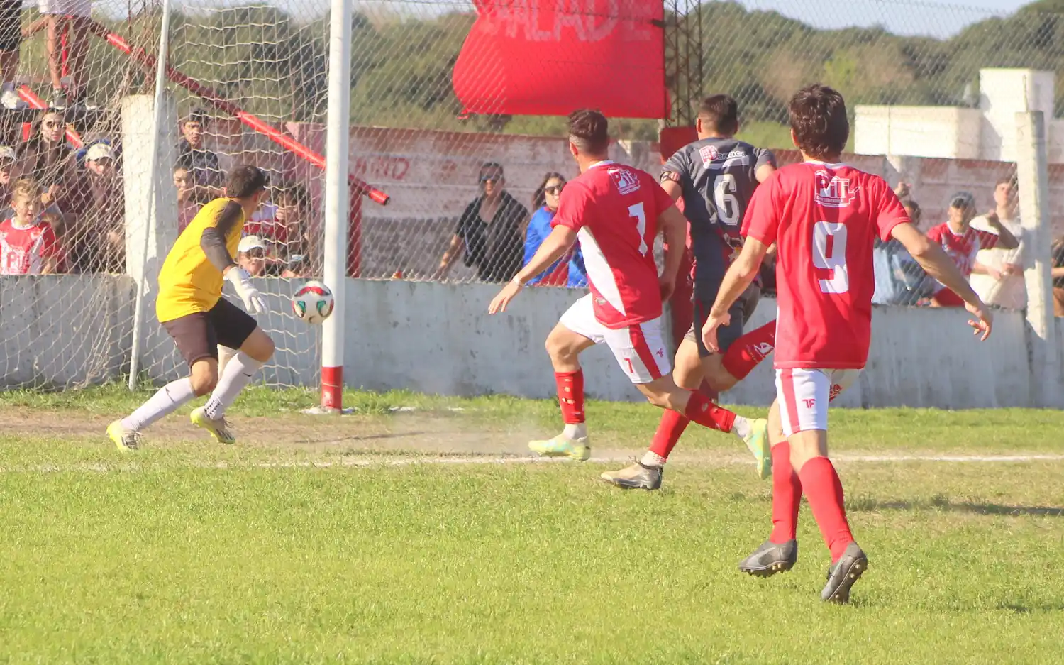 “Dos empates, muchos goles y un solo líder: Sportiva manda en el Petit