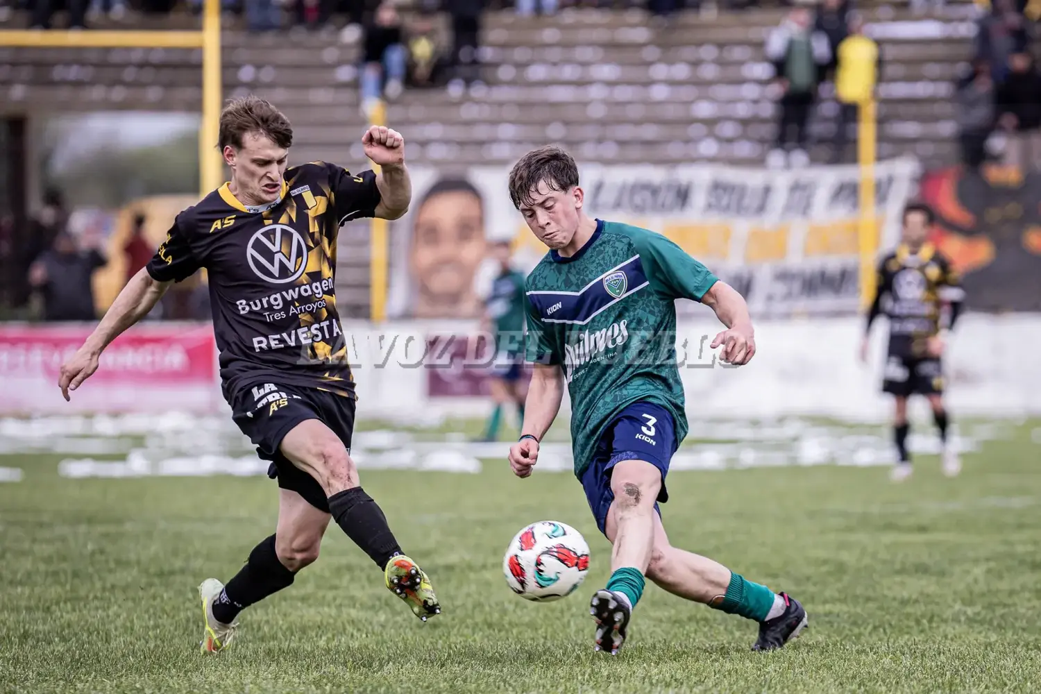 Juan Esteban Santa Cruz de Olimpo va al cruce con Santiago Fernández de Villa del Parque. El Aurinegro no pudo festejar de local