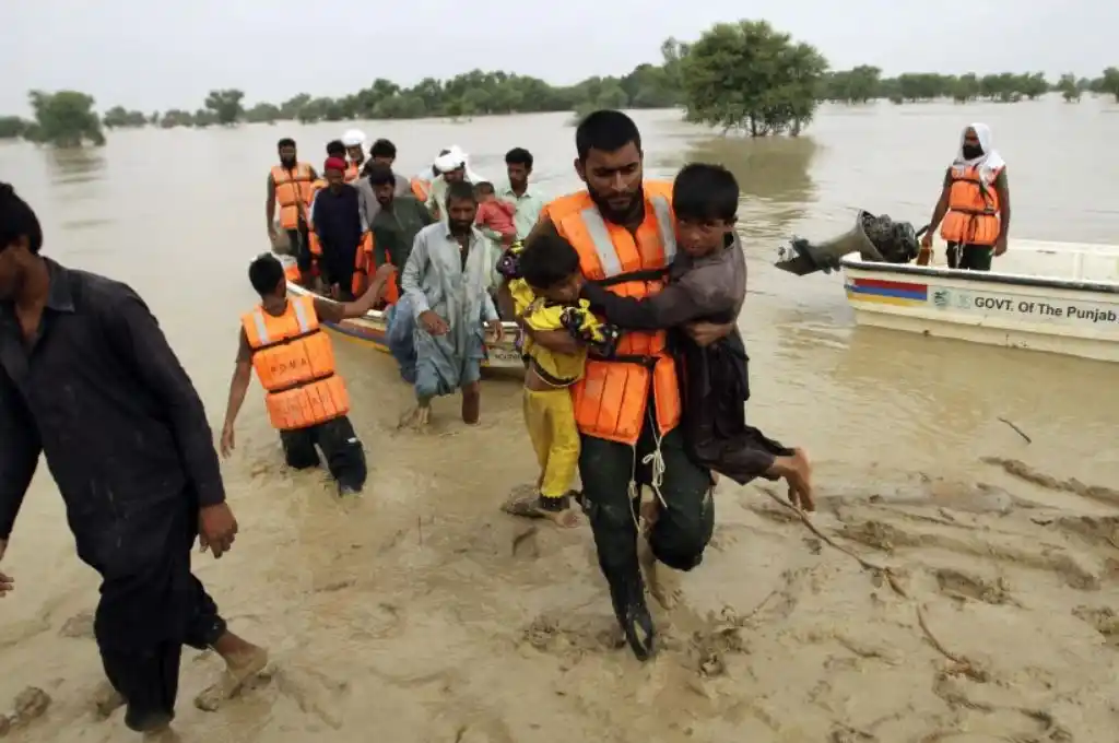 Pakistán: alertan que más de tres millones de niños están en riesgo por las inundaciones