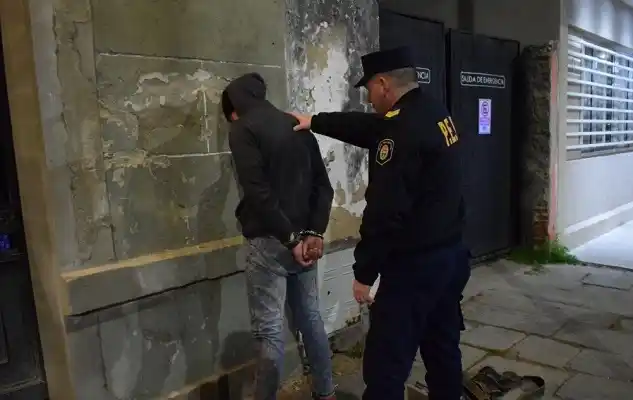 Caminaban con una garrafa en la madrugada y un remisero los denunció