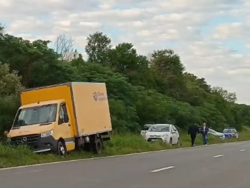 Un auto y un camión del Correo Argentino chocaron en Ruta 11: debieron desviar el tránsito
