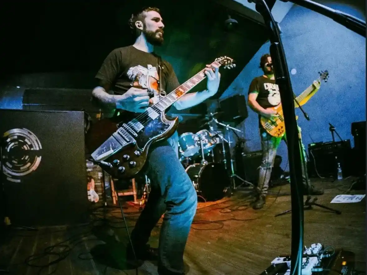 Nicolás Funes y Nahuel Silva, voz, guitarra, bajo y coros en Colmado