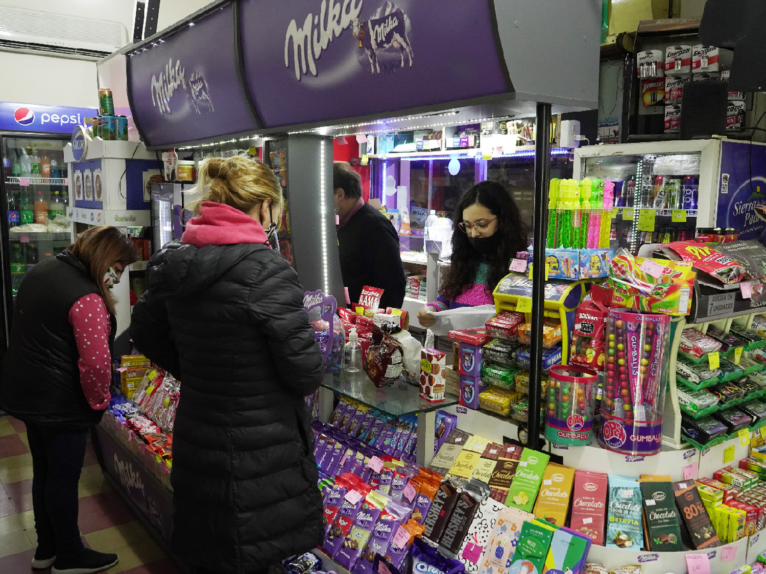 Kioscos: los otros “esenciales” que piden abrir hasta las 23