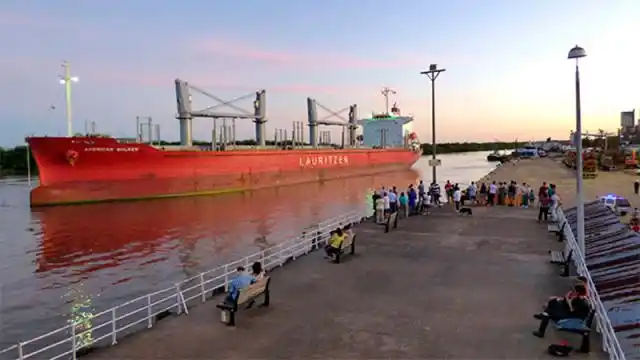 Llegó un nuevo ultramarino y comienza a cargar madera para China