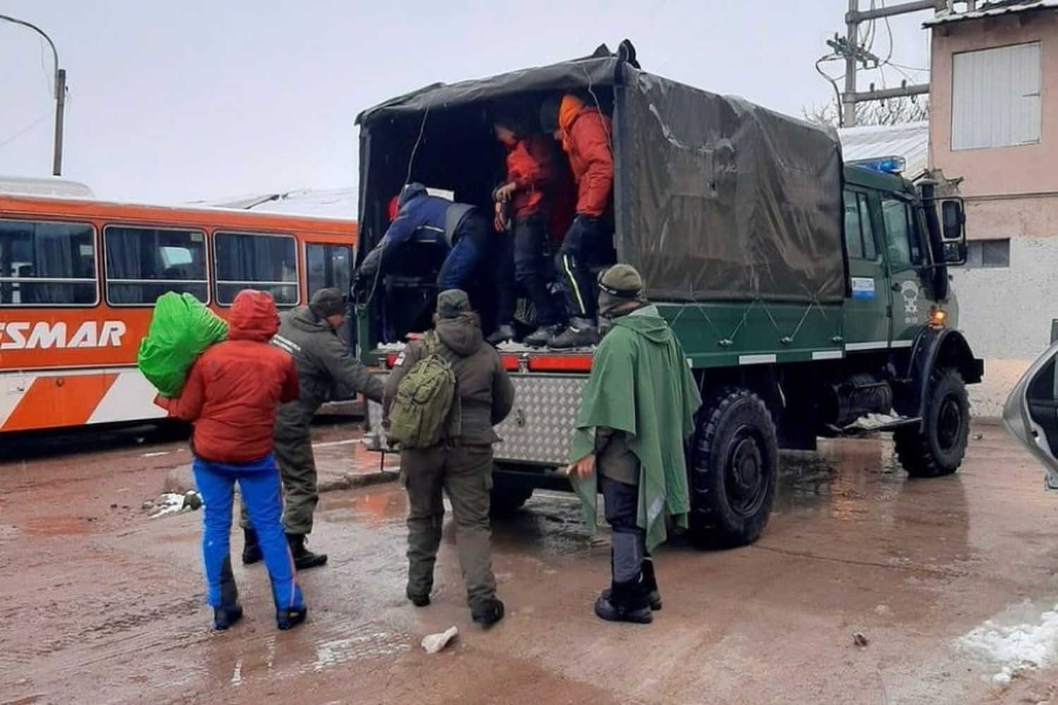 Para la ocasión se implementó un dispositivo de seguridad vial, con el traslado de las personas afectadas hasta la localidad de Uspallata. FOTO: Prensa GNA