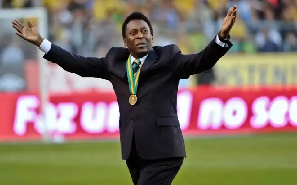 El rey Pelé agradece expresiones de cariño de su fanaticada tras ser operado