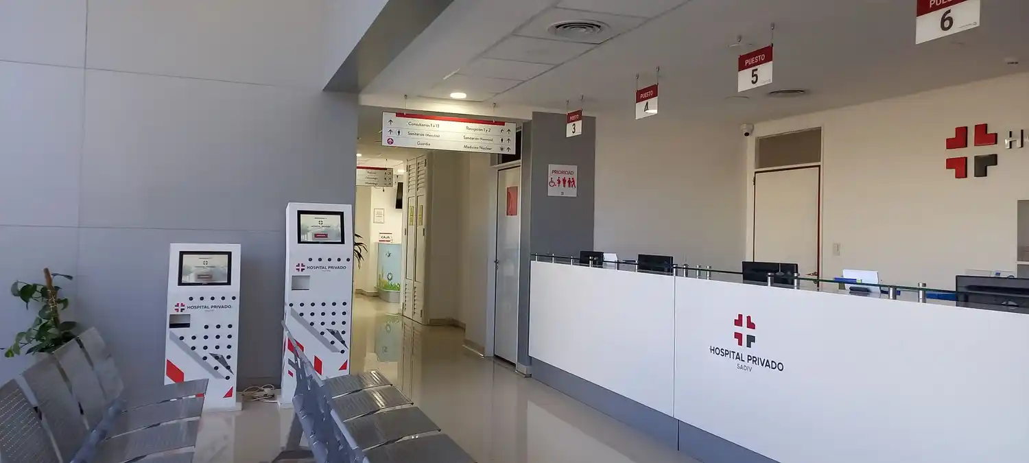 La familia espera en el Hospital Privado SADIV el próximo parte de los médicos de terapia intensiva.