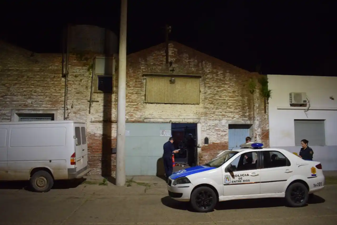 Un delincuente robó en un taller y quiso escapar corriendo por los techos