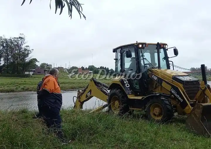 Intentaban rescatar el auto del río