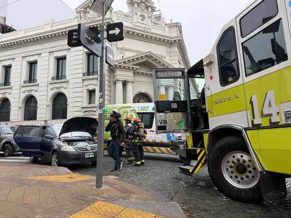 Principio de incendio de un auto en Pinto y Rodríguez: intervino una dotación de Bomberos