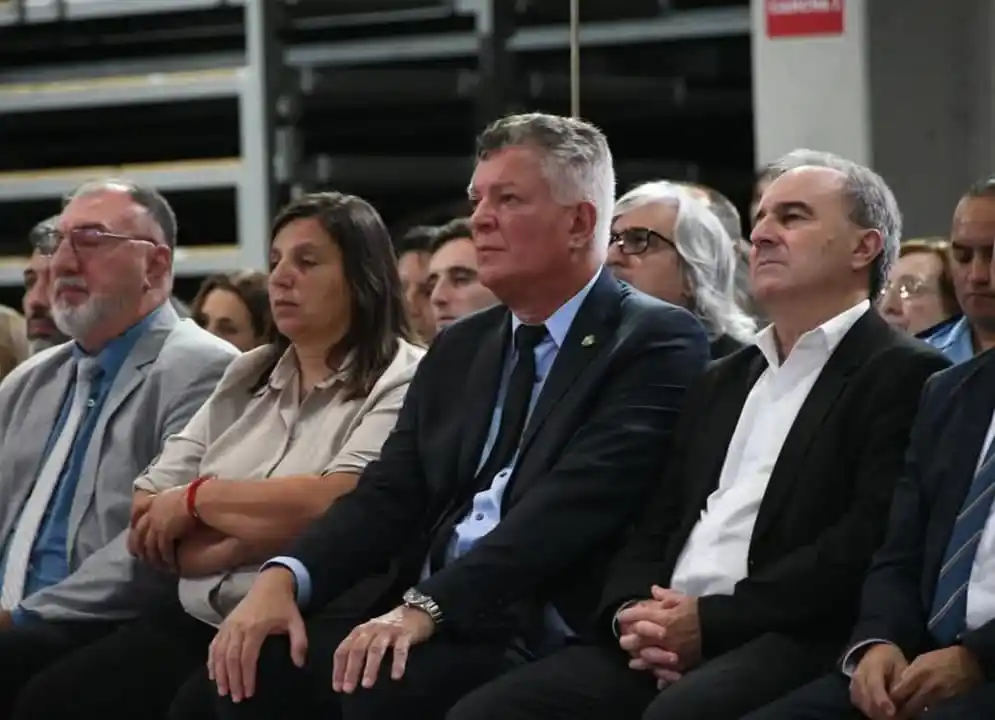 Angonoa (centro) salió al cruce de las críticas sobre el manejo de los recursos municipales.