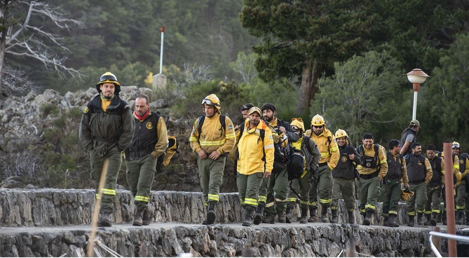 El incendio del Nahuel Huapi tiene “actividad baja”, pero no está “detenido ni extinguido''