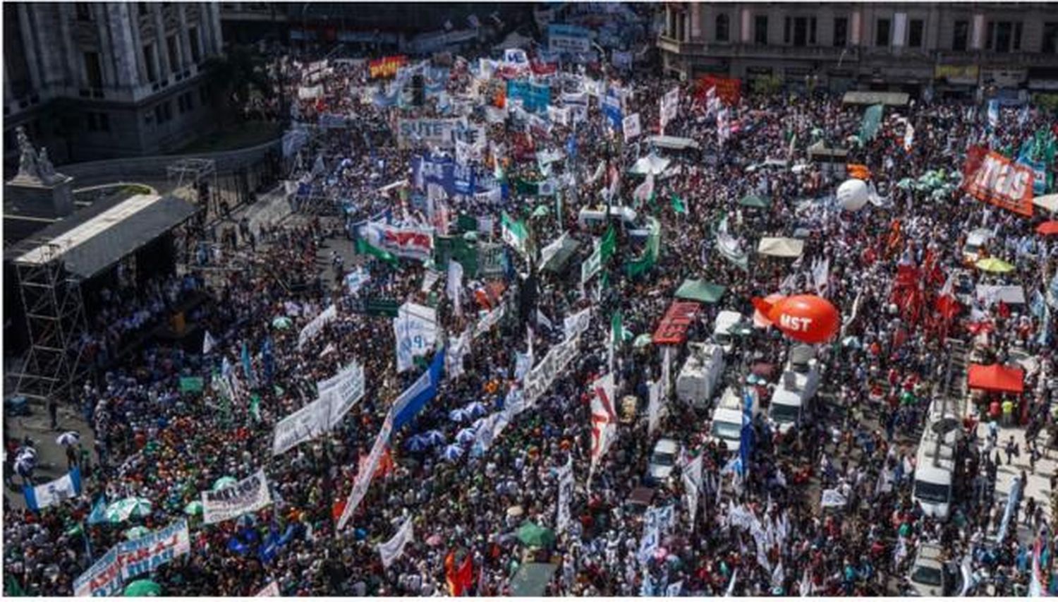 Multitudinaria movilización contra las reformas del Gobierno nacional y provincial 