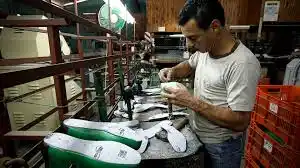 Fábricas de calzado le buscan la vuelta para que el negocio siga calzando