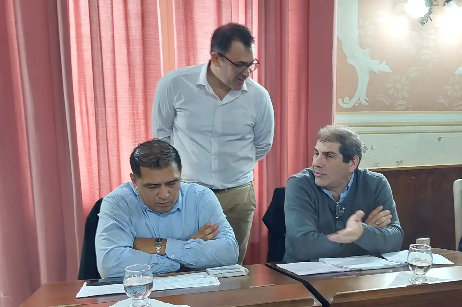 De Rosa se enojó con Rivas por el cambio de ubicación de las bancas.