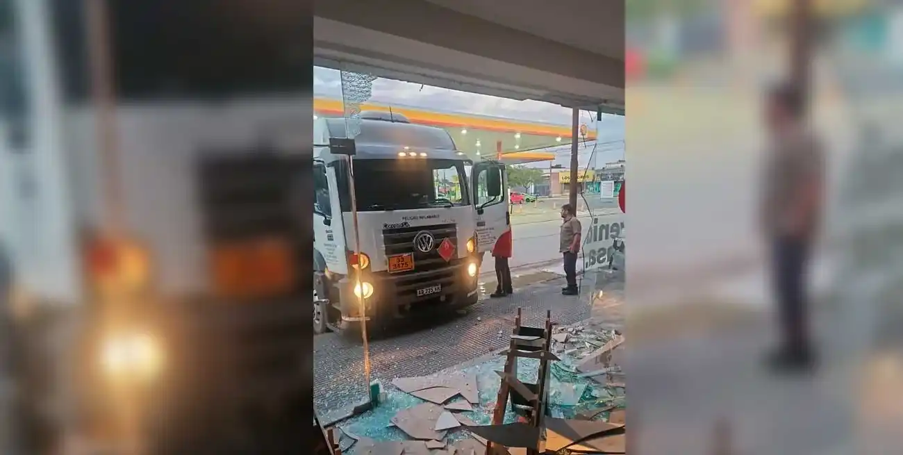 Un camión cisterna se estrelló contra un comercio de materiales de construcción en la ciudad de Santa Fe