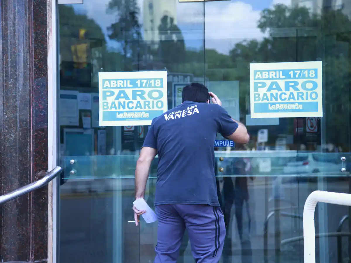 Los bancarios acordaron un 15% con cláusula de actualización